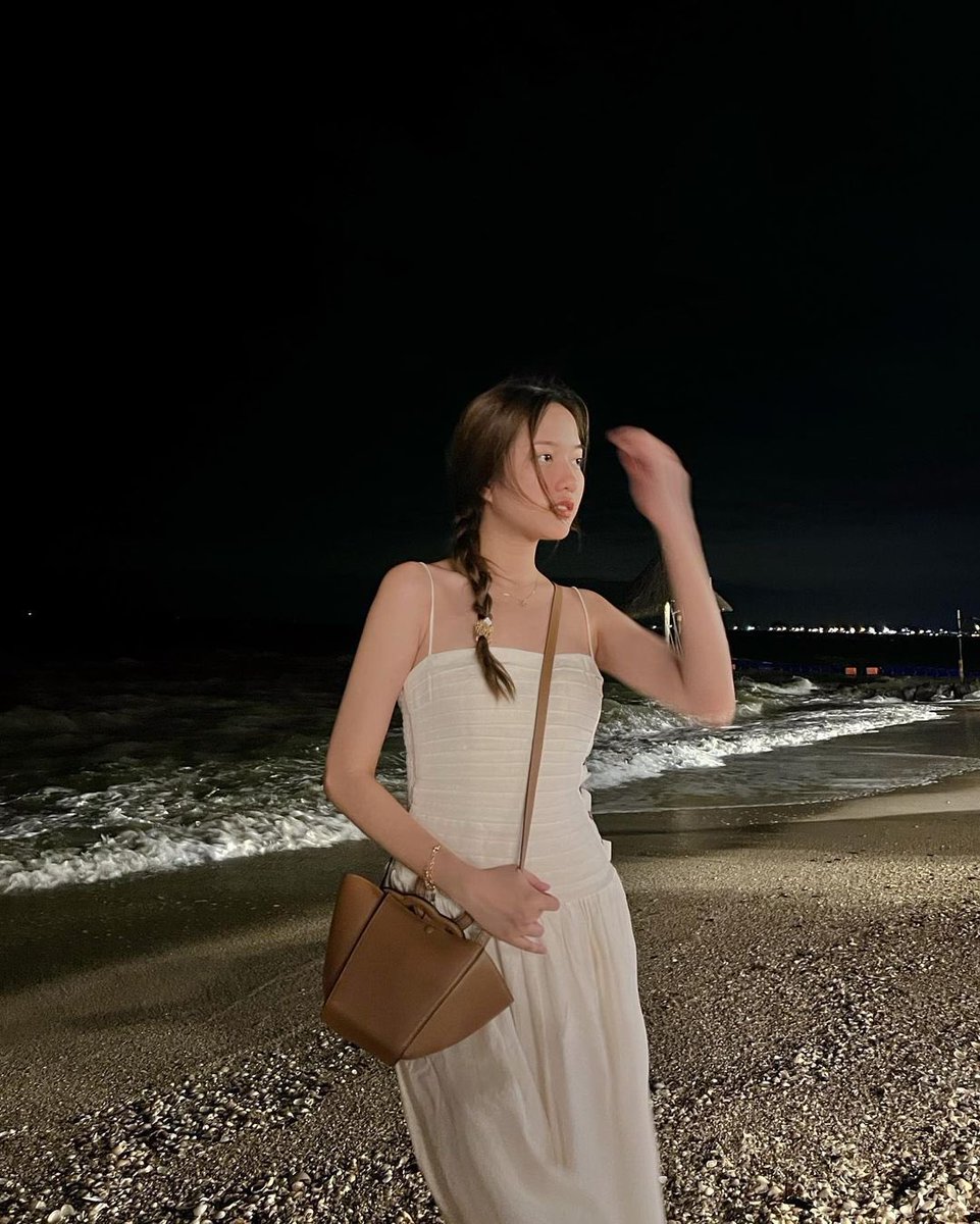 sapphicluvvr's tweet photo. freen at the beach is so dreamy #srchafreen https://t.co/Zsyr3Aw7fZ