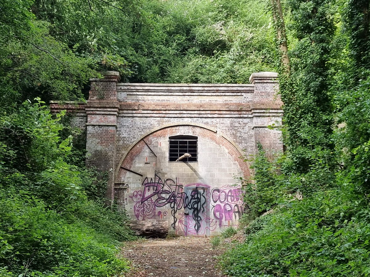 SussexExclusive's tweet photo. Hmmm. X- day of our A to Z of #Sussex. Are there any Xs? I could cheat with X in Hand, HandX but tbh...struggling ! (Photo of a dead-end #centurionway ) https://t.co/ZUTqwI3wdI