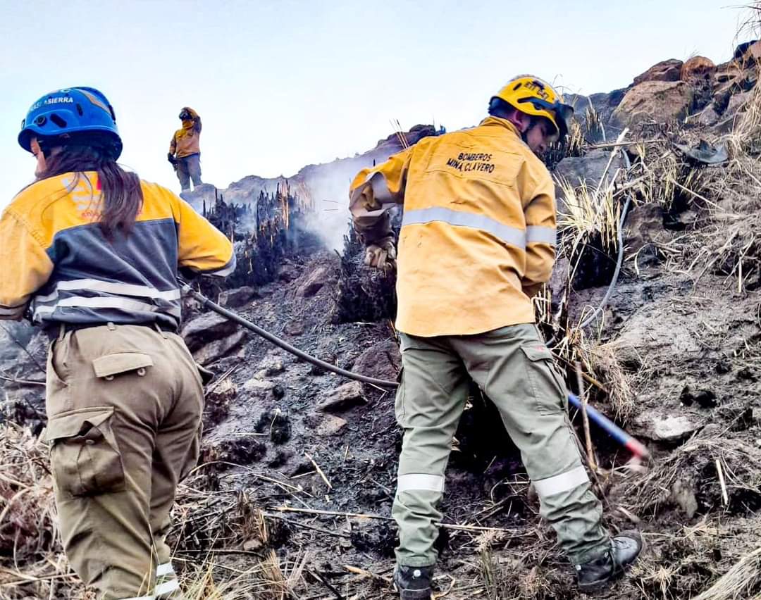 BomberosMC's tweet photo. #IncendioForestal 👨‍🚒 El domingo pasado, a las 16:40 horas, se informó de un incendio forestal en la Ruta E-34 altura km 30, Camino de Altas Cumbres.

🚒 Se dirigió al lugar UL Móvil 6 con 4 bomberos. https://t.co/IMusqt9yvz