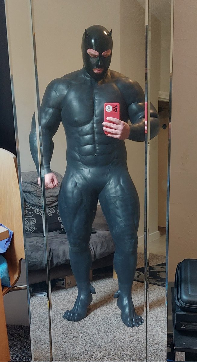 RecentRift's tweet photo. Didn't see the WARNING for the feet....

"Do not wear any other possibly possed items at same time"

.....so.... guess that meant my Demon mask .... they seem to like each other!
💪🏻😈

Luckily I've my hands to still function!

Suit:@Smitizen https://t.co/0by0firybY