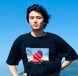 HoshiHuruYama's tweet photo. Blu-rayみていたら、隣で旦那が自信満々で一言
「あぁこのTシャツ、◯NIQLOのだろ‼️同じの◯NIQLOにあったよ😁」
「😤違います‼️goodsです‼️
風君の顔でしょ⁉️」
いったいどこの◯NIQLOにこんなエモいTシャツ売ってるねん❓️
因みに私はエモ過ぎて買えなかった
#藤井風Blu-ray Documentary
#LASAT https://t.co/4A7RR0enN2