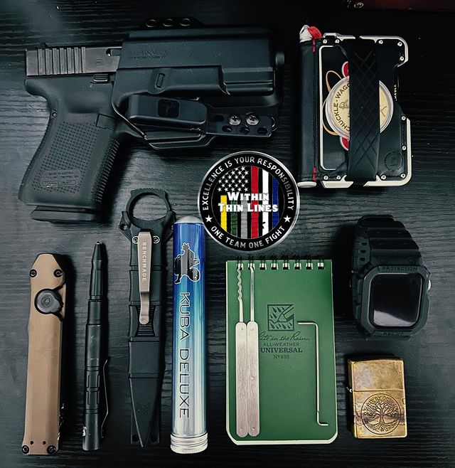 BravoHolsters's tweet photo. Today's LOADOUT!
.
It’s simple let’s see your EDC (Everyday Carry).
Repost from @thewtlfoundation
.
Tag us in your stories or posts and maybe You’ll receive something Awesome 😉!
.
.
#sundaygunday #knivesout #benchmade #zippo #thinderbird #drewestates #cigars #dangowallet #EDC https://t.co/SZiLvZGzUq