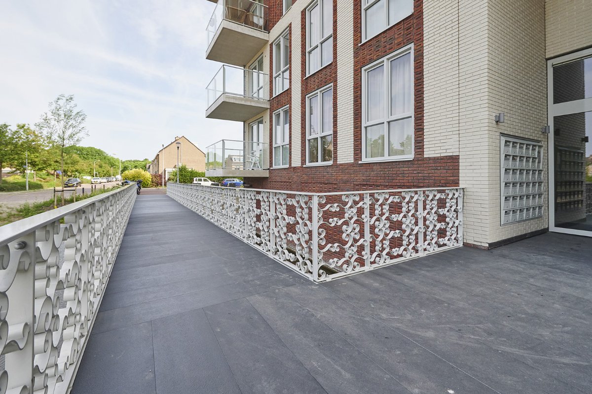 Van Ee Staal tweet media