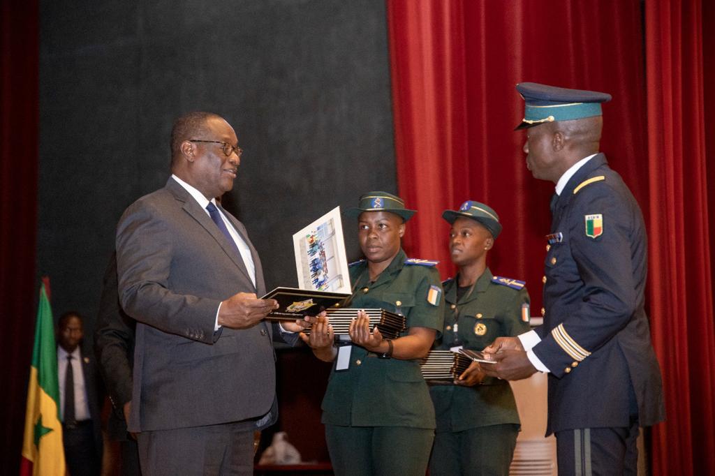 TBirahimaO's tweet photo. Félicitations aux 24 auditeurs du 4ème Cours d'Études Supérieures de Défense (CESD) venus de 10 pays d'Afrique, qui ont reçu leur brevet de fin de formation à Yamoussoukro. Bonne continuation au CESD et succès à ces officiers, élites de nos armées africaines. 
#ENGAGÉS
#MEMDEF https://t.co/BS9PXNhDQz