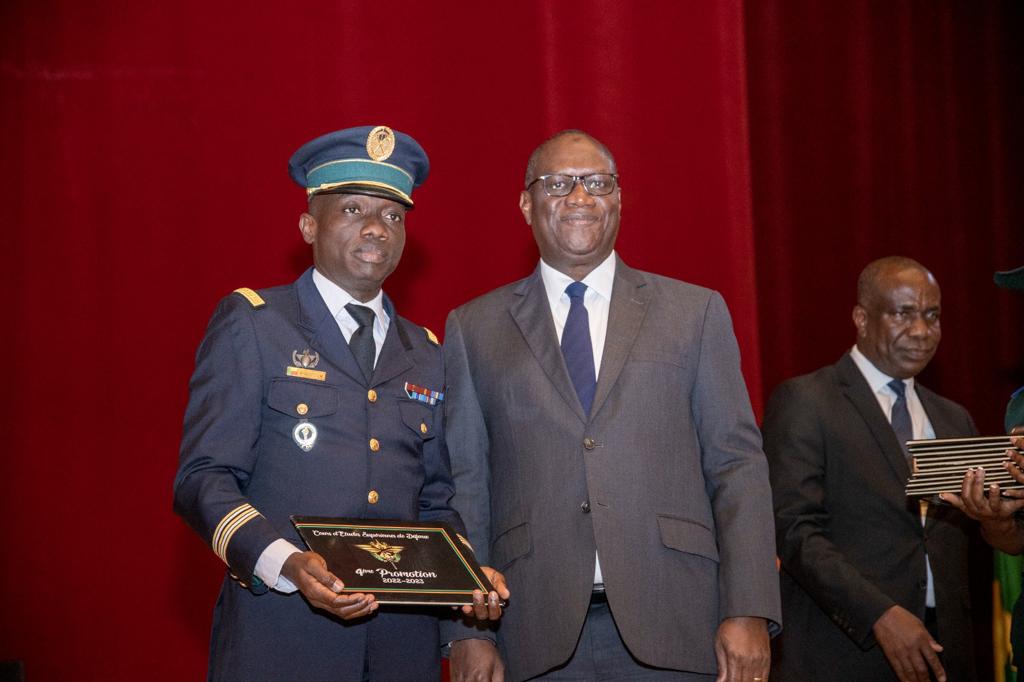 TBirahimaO's tweet photo. Félicitations aux 24 auditeurs du 4ème Cours d'Études Supérieures de Défense (CESD) venus de 10 pays d'Afrique, qui ont reçu leur brevet de fin de formation à Yamoussoukro. Bonne continuation au CESD et succès à ces officiers, élites de nos armées africaines. 
#ENGAGÉS
#MEMDEF https://t.co/BS9PXNhDQz