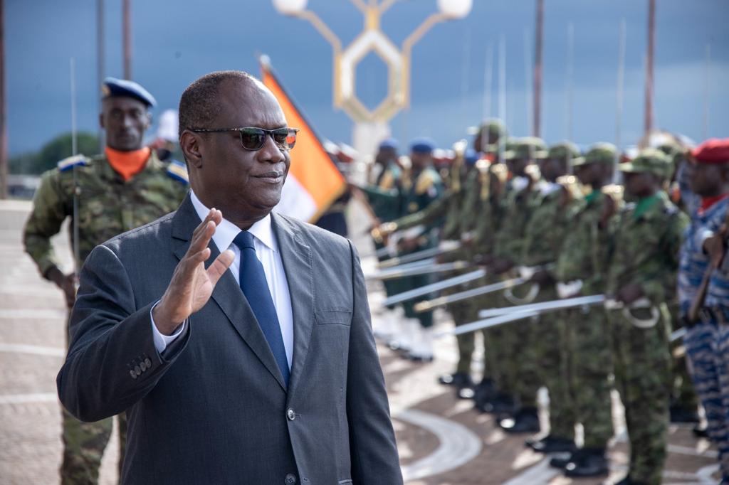 TBirahimaO's tweet photo. Félicitations aux 24 auditeurs du 4ème Cours d'Études Supérieures de Défense (CESD) venus de 10 pays d'Afrique, qui ont reçu leur brevet de fin de formation à Yamoussoukro. Bonne continuation au CESD et succès à ces officiers, élites de nos armées africaines. 
#ENGAGÉS
#MEMDEF https://t.co/BS9PXNhDQz