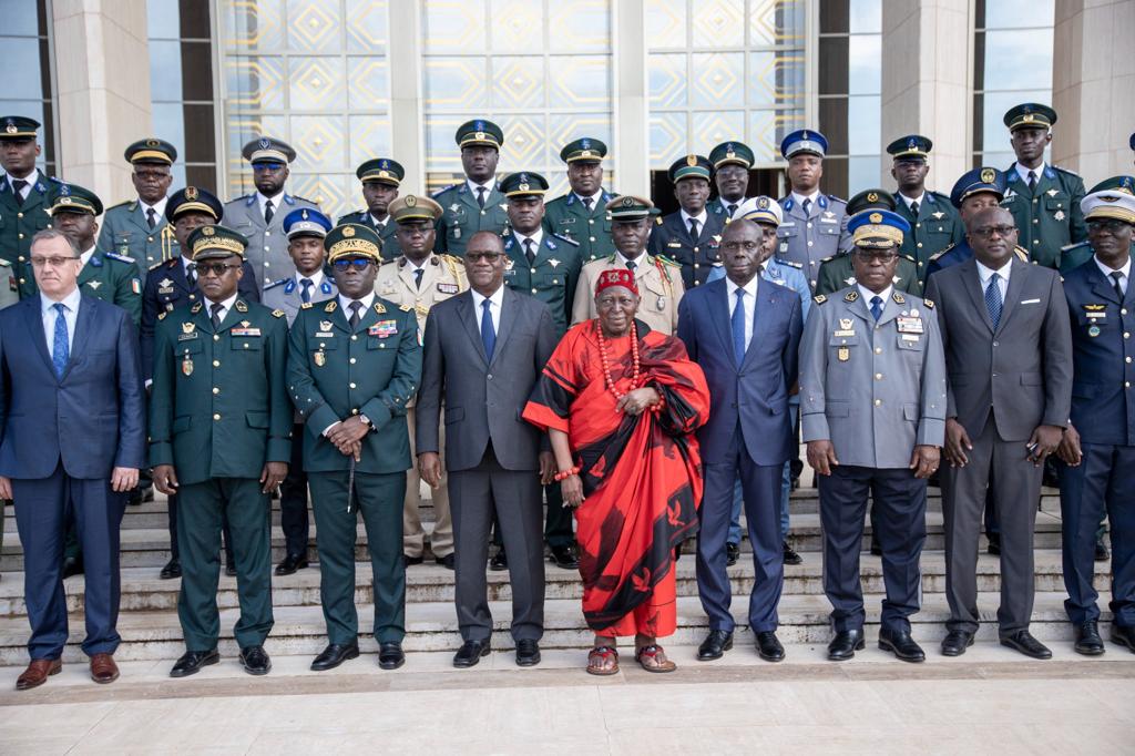 TBirahimaO's tweet photo. Félicitations aux 24 auditeurs du 4ème Cours d'Études Supérieures de Défense (CESD) venus de 10 pays d'Afrique, qui ont reçu leur brevet de fin de formation à Yamoussoukro. Bonne continuation au CESD et succès à ces officiers, élites de nos armées africaines. 
#ENGAGÉS
#MEMDEF https://t.co/BS9PXNhDQz