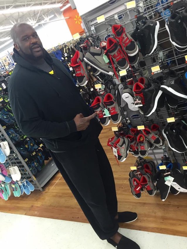 brasilcoast2's tweet photo. Shaquille O’Neal e sua linha de tênis de 20 a 40 dólares o par que você encontra em lojas de departamento nos EUA.

Shaq criou essa linha para que qualquer criança pudesse ter um tênis de basquete sem gastar muito do orçamento.

“Eu estava num evento da Rebook e uma mãe falou comigo sobre como era difícil pagar 150, 180 ou 200 dólares num par de tênis. Eu entendi tudo o que deveria entender naquele momento.”