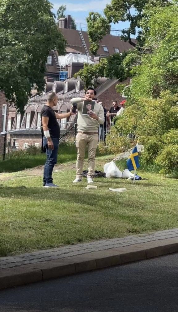 يكفيك فخراً سيدي انك المدافع عن القران وفعلوا بصورتك كما فعلوا بالقران الكريم والعلم ..

#السفارة_السويدية
 #حرق_المصحف 
#علم_العراق_خط_احمر