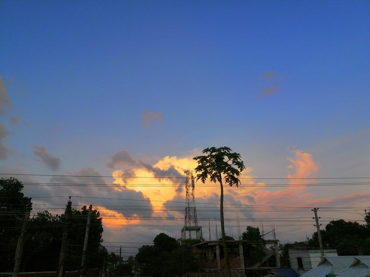 IstiakA4's tweet photo. - যার অনুচিন্তে শুধু চলে যাওয়া, তাকে কিভাবে আটকে রাখি. শেষ বিকালের আলো চাইলে কি আটকে রাখা যায়। https://t.co/9XuTAVFpAY