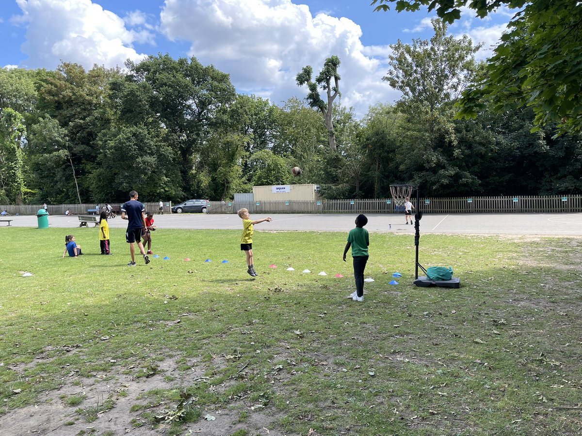 MrsWMohranBFS's tweet photo. Enjoying our final P.E. lesson in Year 3! ⚽️ 🏀 @BFS_Watford @MissDaniel_BF https://t.co/gvHlLSCinv
