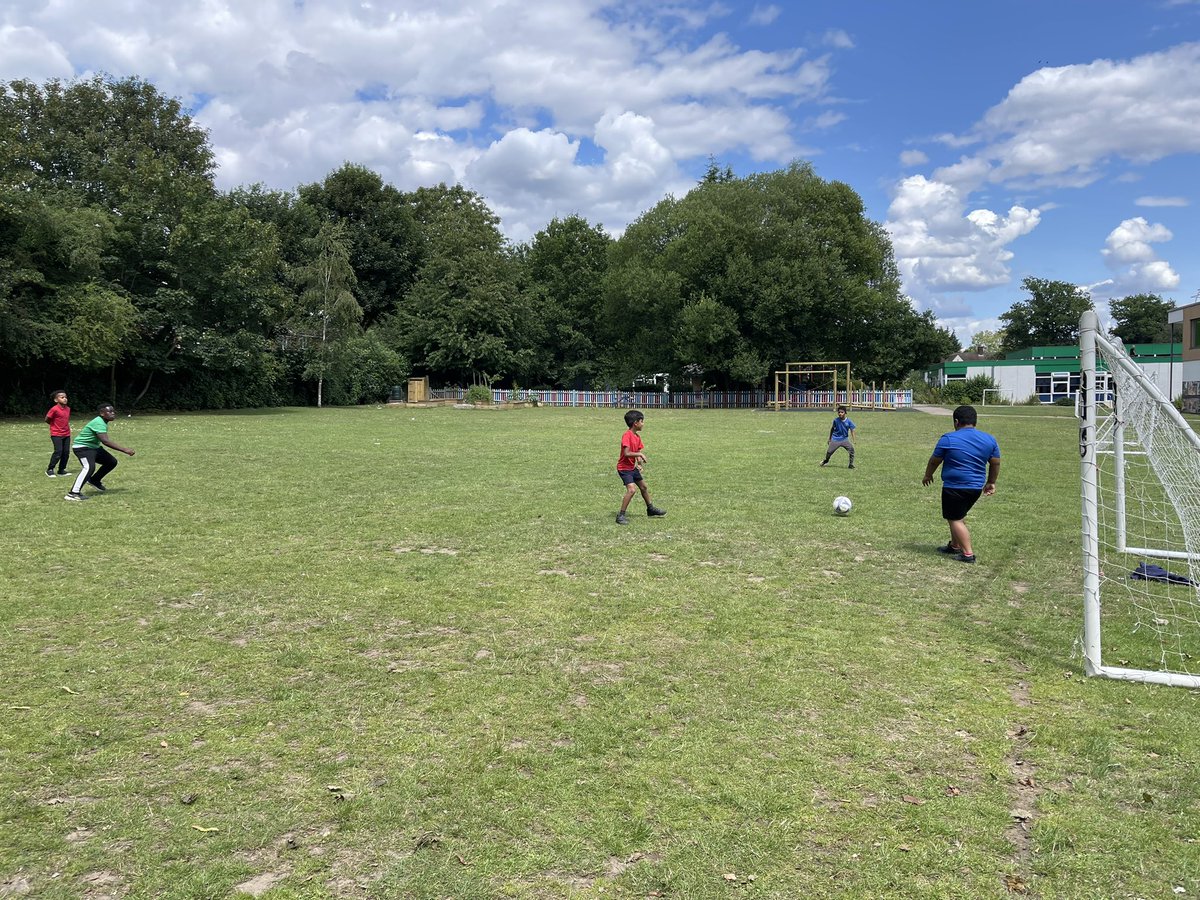 MrsWMohranBFS's tweet photo. Enjoying our final P.E. lesson in Year 3! ⚽️ 🏀 @BFS_Watford @MissDaniel_BF https://t.co/gvHlLSCinv