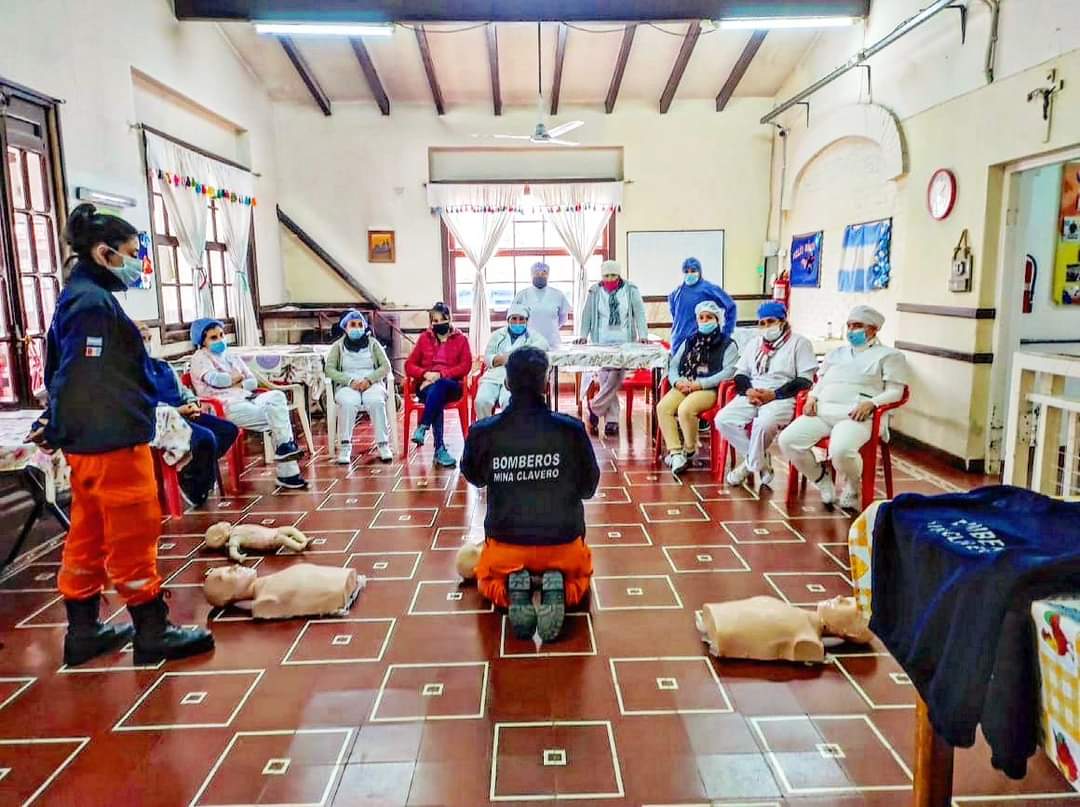 BomberosMC's tweet photo. 👨‍🚒#TeProtegemos  #BomberosVoluntarios🧡 El Departamento de Socorrismo visito el Geriátrico Rincón Feliz, donde impartimos una charla educativa sobre RCP básico y maniobra de desobstrucción. https://t.co/pUzMMm27NC
