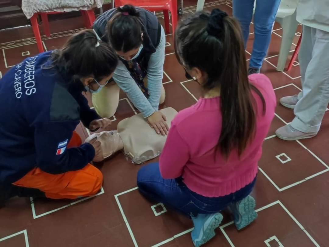 BomberosMC's tweet photo. 👨‍🚒#TeProtegemos  #BomberosVoluntarios🧡 El Departamento de Socorrismo visito el Geriátrico Rincón Feliz, donde impartimos una charla educativa sobre RCP básico y maniobra de desobstrucción. https://t.co/pUzMMm27NC