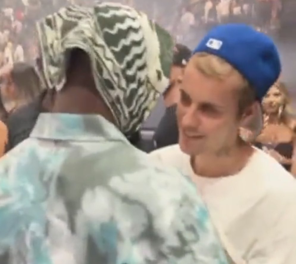 Blakk_ForrignA's tweet photo. So African’s most awarded and talented influential rapper @sarkodie and @justinbieber met at Drake’s concert last night and most of you bloggers are sleeping on it.. A lady tarnished his image in a book and y’all were on a rush publishing it across… the hates on Sark is clear 💔 https://t.co/yFEeJcgFDM