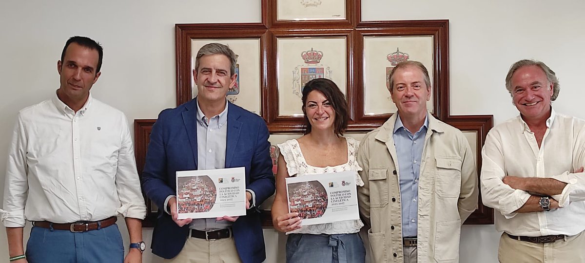 ✍️ @C_JEspana firma su compromiso con la caza para la próxima legislatura.

🤝 <a href="/Macarena_Olona/">Macarena Olona</a> ha firmado las peticiones del sector cinegético propuestas por la RFEC y apoyadas por la <a href="/onc_caza/">ONC</a>, en un acto en la sede de <a href="/andaluciacaza/">Federación Andaluza de Caza</a> en Granada.

ℹ️ bit.ly/3PYzhEK
