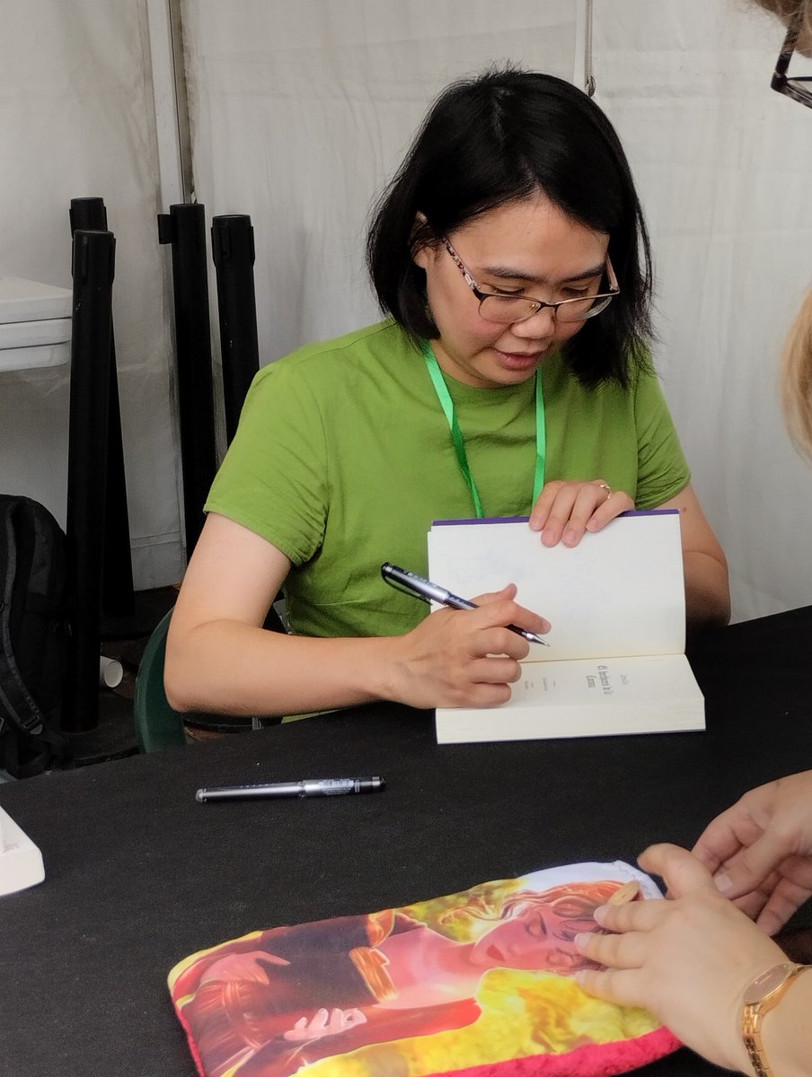 Sara_Feerica's tweet photo. Acabamos la mañana con la firma de @zenaldehyde 😍 #celsius2023 #celsius232 #zencho @festivalcelsius @DuermevelaEd https://t.co/Sh1UD39Lyd
