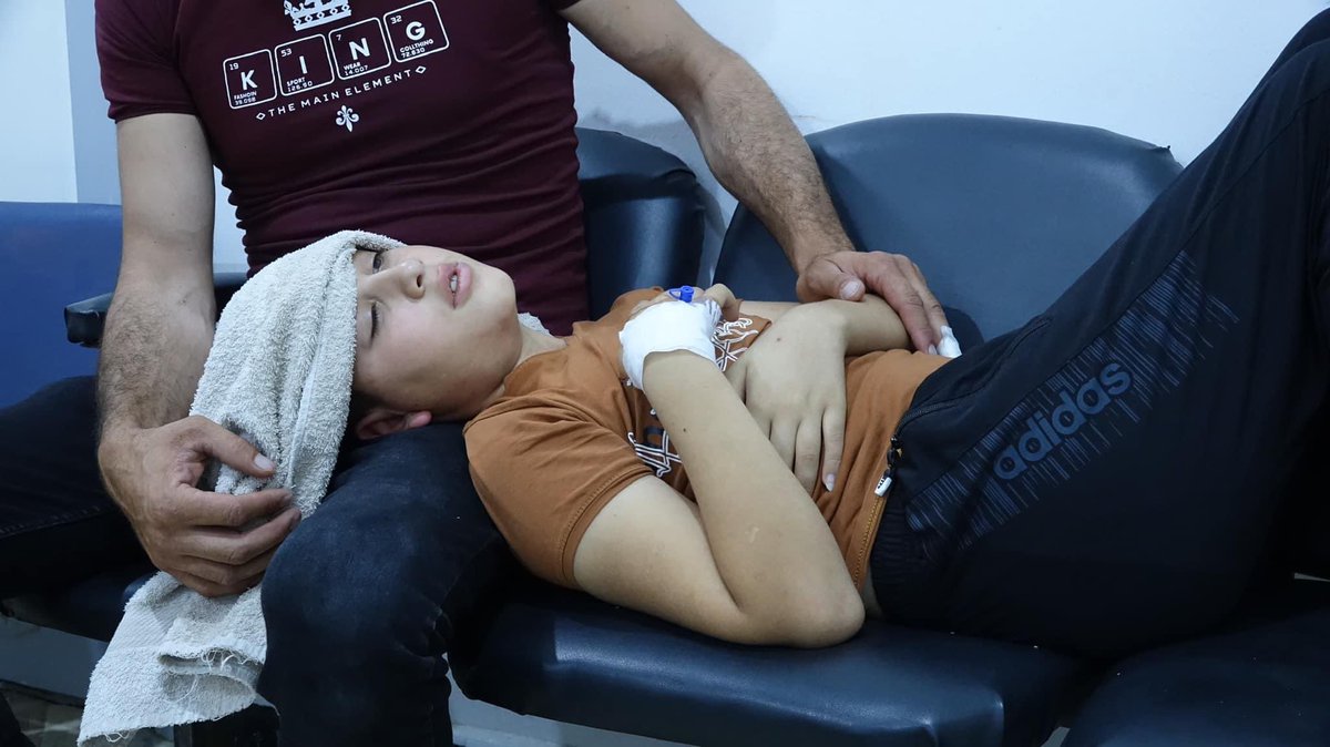 molhamteam's tweet photo. الشمال السوري غير مُهيأ لعلاج مرضى السرطان!

آلاف المرضى عم يواجهوا الموت البطيء بعد حرمانهم من العلاج والحل الوحيد هو خروجهم من المنطقة بأسرع وقت ممكن ليخضعوا للعلاج الإشعاعي. 

المرضى بحاجة لأي سبب يسهّل علاجهم، وصوتك ممكن يكون هالسبب. 

#انقذوا_مرضى_السرطان 
 #savecancerpatients 
 #kanserhastalarınıkurtarın