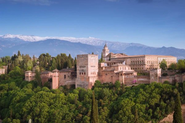 audioguidesapp's tweet photo. La Alhambra en Granada, una joya arquitectónica que enamora a cada paso. Maravíllate con sus detalles árabes y los secretos que esconde cada rincón de este palacio y fortaleza. 🕌🌿🏰 #Granada #Alhambra #HistoriaÁrabe https://t.co/OvHnJQpDID