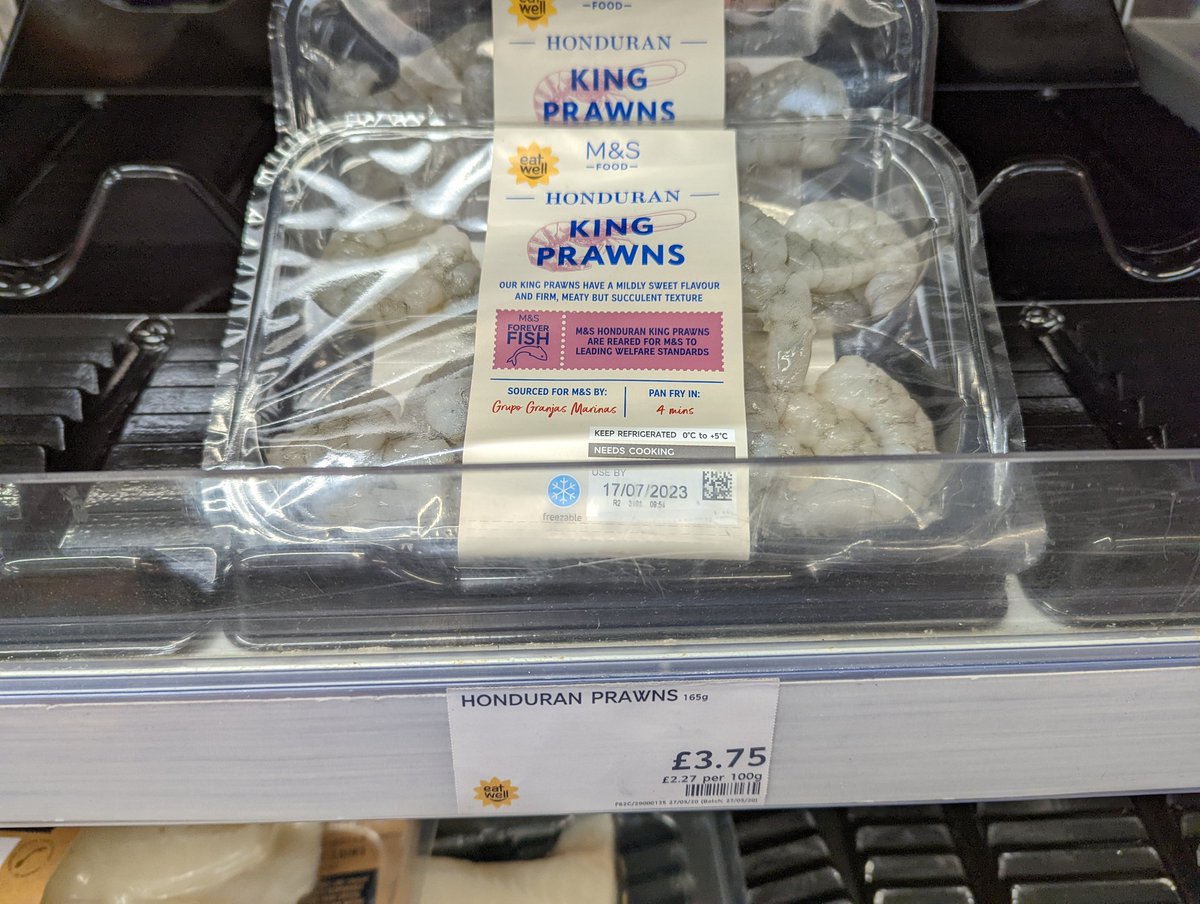 MeshsCorner's tweet photo. On the subject of supermarkets deceiving people with pricing strategy: 2 packets of shrimp, the meal deal one is 5g less than the cheaper alternative. I can only explain this with the idea that theyre inflating price to make the meal deal look like a good deal @marksandspencer https://t.co/d1ZvBjbOha