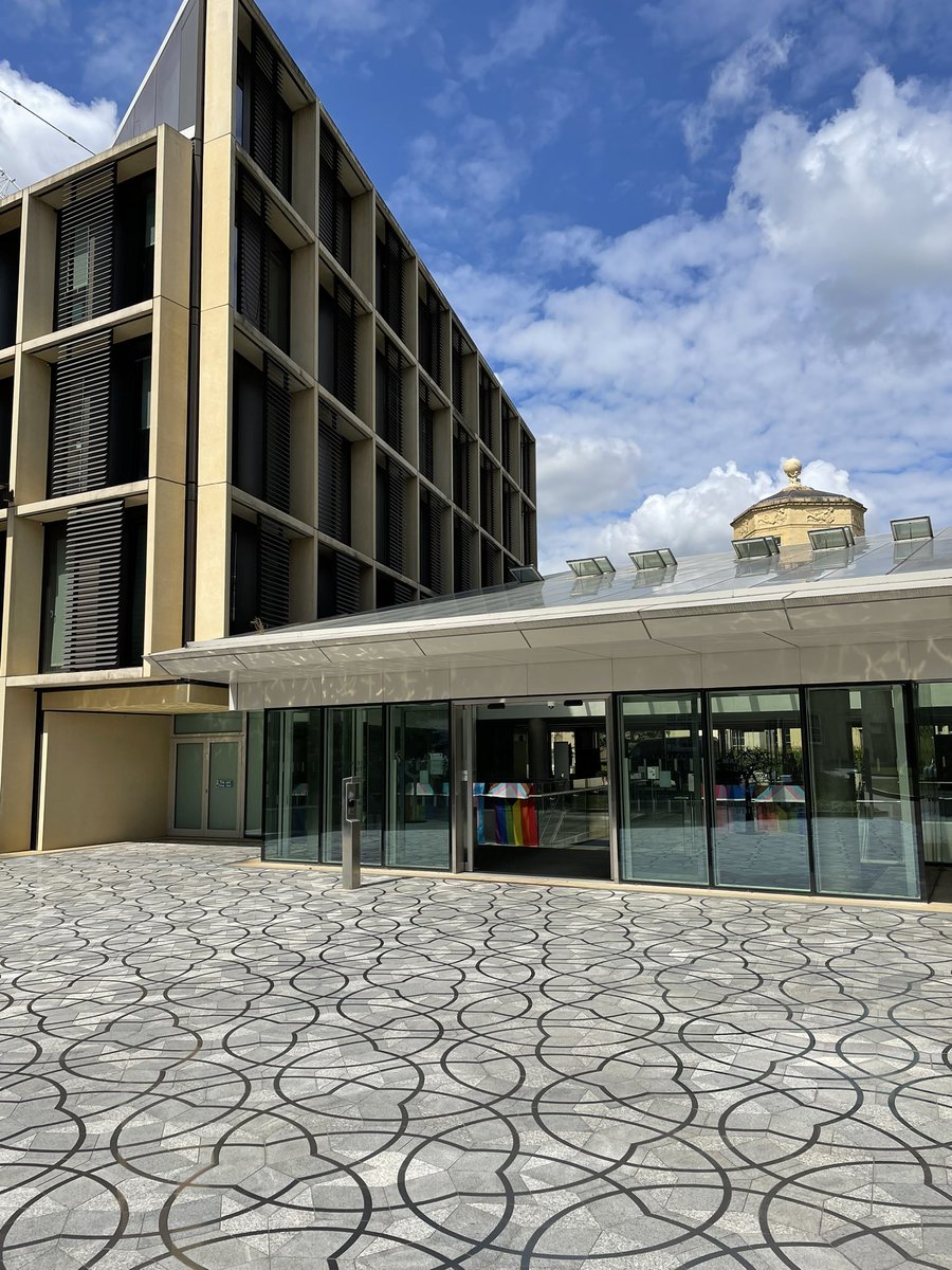 manon_ym's tweet photo. Sie Roger Penrose and his tiling in front of the Oxford Math building #hatfest https://t.co/53mUiC9eZw