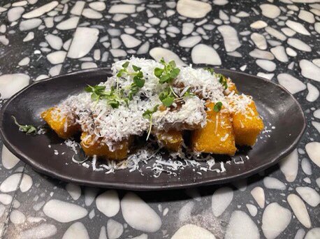 Travelgirlfl51's tweet photo. This Michelin ⭐️ restaurant in #Miami is a hidden gem! It’s small with a very chill vibe. The food is absolutely mind-blowing. Some of the highlights were the Crispy Polenta, Potato Skins, Tagliolini Nero and Bufala Ricotta Gnocchi Pomodoro. Outstanding experience!
#BoiaDe #Foodie