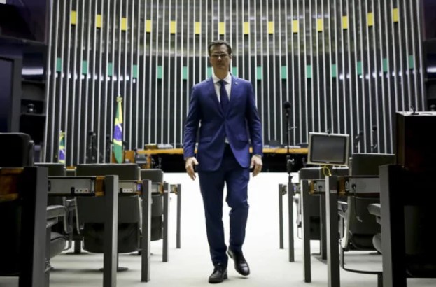 ➡️ Dallagnol negociou com autoridades dos EUA dinheiro da Petrobras na Lava Jato.

A negociação entre Dallagnol e norte-americanos teria ocorrido sem a participação da CGU, órgão responsável pelo caso, segundo a lei.

Leia: bit.ly/44RmeZR