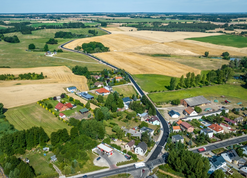 PowiatL's tweet photo. Coraz bliższy jest koniec przebudowy drogi #PowiatLeszczynski Osieczna - Goniembice. Spółka Colas Polska układa warstwę ścieralną na największej tegorocznej powiatowej inwestycji https://t.co/dbkxYJTF5R
