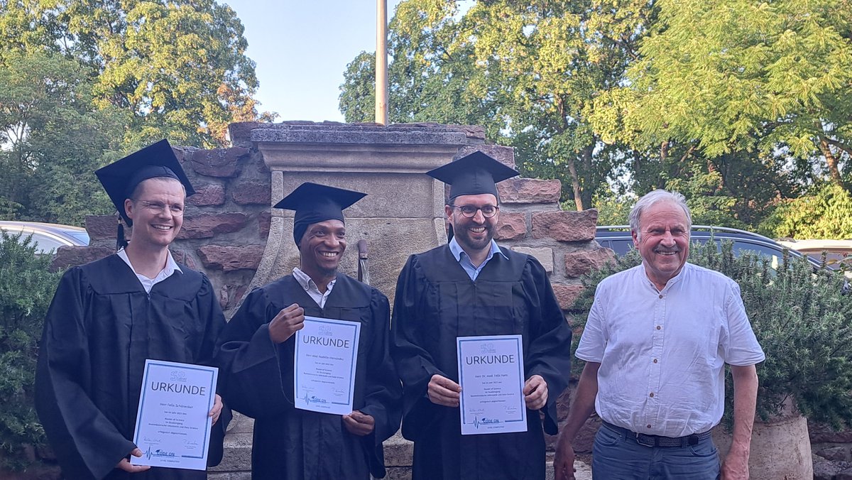 🎉🥂Wir sind stolz wie Bolle! Am 07.07.23 wurden unsere ersten #MasterBIDS Absolventen in den Hafen der Alumni entlassen. Dies wurde natürlich angemessen gefeiert. Die Aktivitäten der Aus-&amp; #Weiterbildung <a href="/MIRACUM_de/">MIRACUM</a> trägt weitere Früchte. Wir bedanken uns für das Vertrauen (1/4)