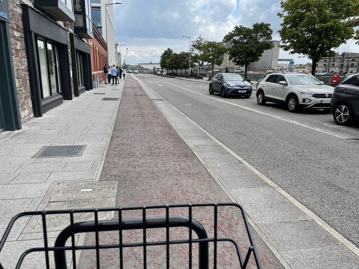 thomil13's tweet photo. Just love these #Lunchtime bike trips into the city centre. Doing them nearly every day now, especially with the bike lanes on the north quays. I’m surprised that there aren’t more posts about #TFIBikes out there, especially given that maintenance has significantly improved! https://t.co/4LAUA0dV4b