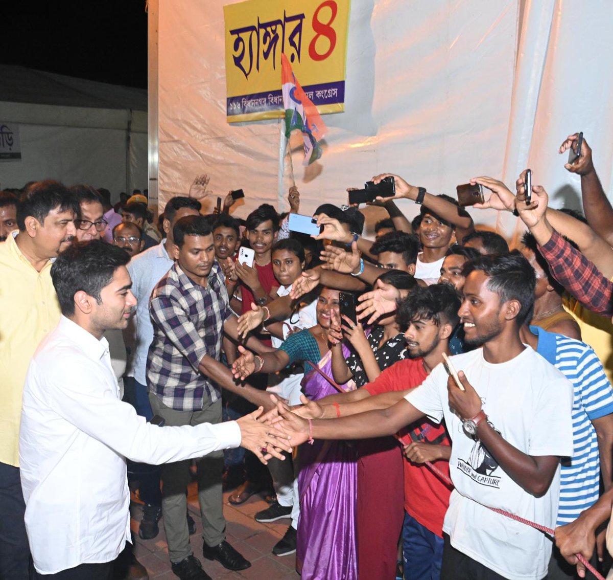 AITCofficial's tweet photo. Outpouring of love!

Nat'l GS Shri @abhishekaitc visited Bidhannagar Mela Prangan &amp; received a warm welcome from all.

We are humbled to witness such support &amp; unity among the people of Bengal!

Together, we shall pay our heartfelt tributes to the great martyrs on #ShahidDibas. https://t.co/ZIr2kGdykw
