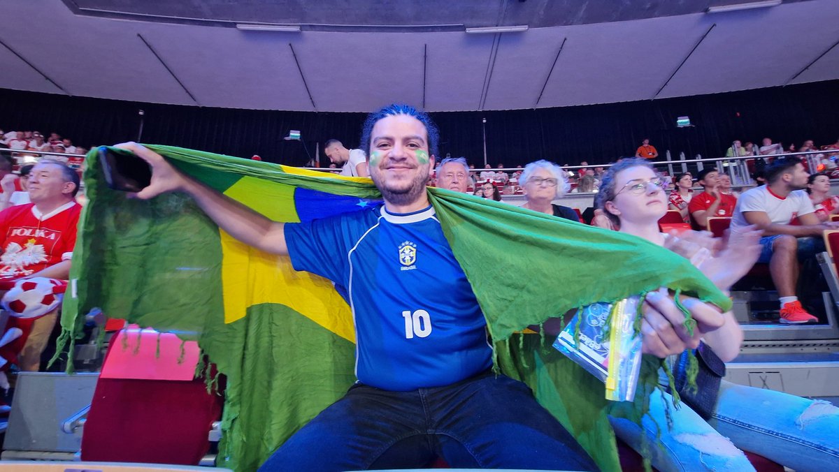 lorenadillon's tweet photo. Casa cheia em Gdansk, mas sempre há brasileiros apoiando nossa seleção brasileira. Rafael mora aqui há 7 anos, conseguiu comprar ingresso na raça e veio torcer pro nosso Brasil! #VoleiNoSporTV https://t.co/b9DlMcgYGA