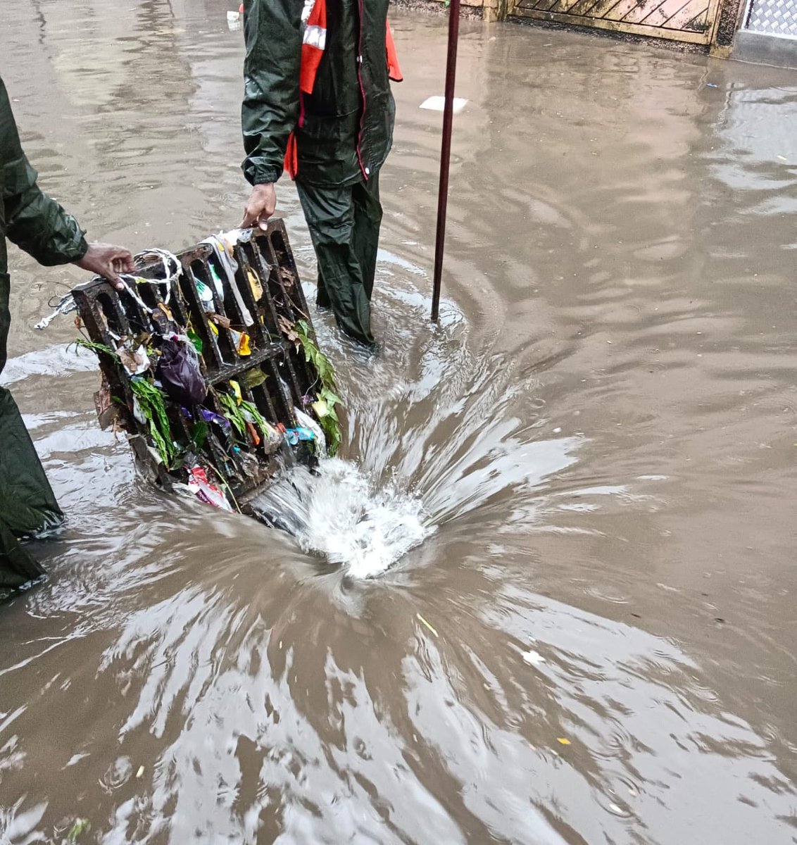 HiHyderabad's tweet photo. This evening I walked a kilometre in knee deep rain water. 90% drains &amp; manholes are choked with plastic bottles, thermocol, coconut shells, footwear, and lays/bingo/kurkure packets.

When will we become civilized and discard the waste in a proper way? 

📸: @GHMCOnline https://t.co/qEOfVeftuQ
