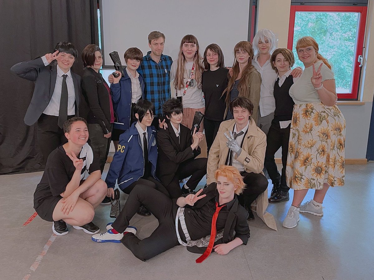 Wir freuen uns schon riesig bald mit Psycho Pass auf der Bühne stehen zu können 😭❤️
(hier ein fast vollständiges Gruppenfoto)