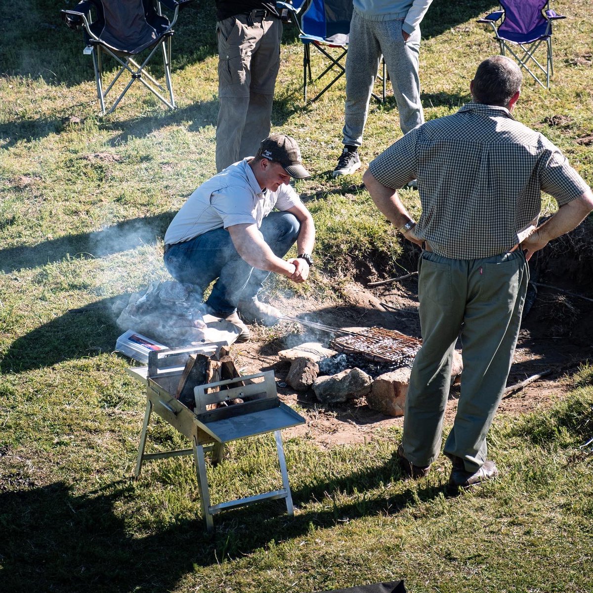 DieterPey's tweet photo. Nou gaan ons BRAAI! 
🏕 Calitzdorp

The local farmers of #Calitzdorp guided us up the #mountain for a picnic #braai. I had no idea where we were heading and I was just following everyone up the #4x4 track. https://t.co/2iNJqDvFdW