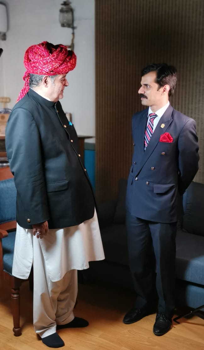 umerfaran's tweet image. إِنَّا لِلَّهِ وَإِنَّآ إِلَيْهِ رَٰجِعُونَ
نواب آف جوناگڑھ جہانگیر خانجی اس دنیا میں نہیں رہے. ایک نہایت نفیس اور خوش گو انسان. اللہ تعالی انکی مغفرت کریں اور اہلِ خانہ کو صبر جمیل عطا کریں.
#Junagarh
#JahangirKhanji
#NawabofJunagarh