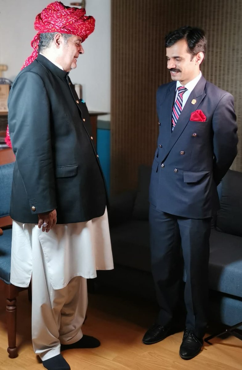 umerfaran's tweet image. إِنَّا لِلَّهِ وَإِنَّآ إِلَيْهِ رَٰجِعُونَ
نواب آف جوناگڑھ جہانگیر خانجی اس دنیا میں نہیں رہے. ایک نہایت نفیس اور خوش گو انسان. اللہ تعالی انکی مغفرت کریں اور اہلِ خانہ کو صبر جمیل عطا کریں.
#Junagarh
#JahangirKhanji
#NawabofJunagarh