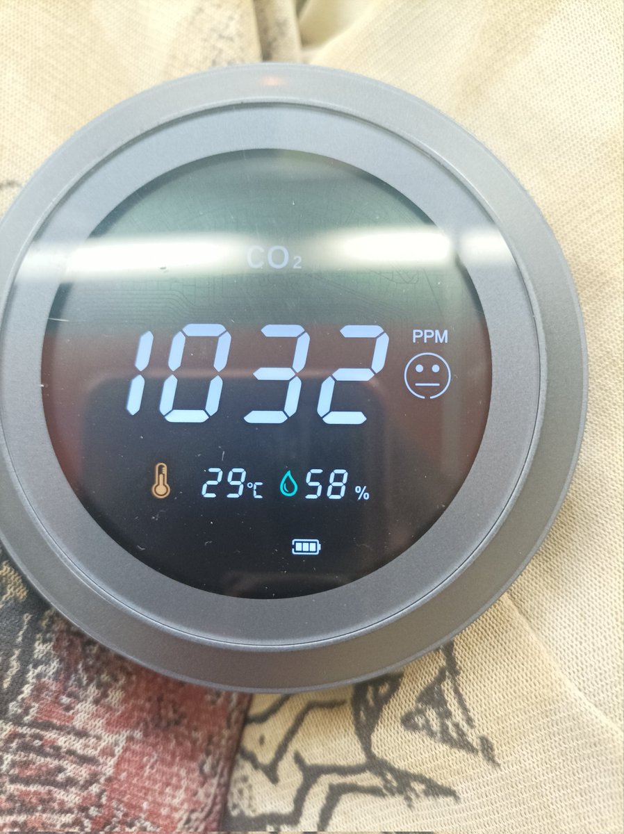 MamQuilla's tweet photo. #BalanceTonCO2 🟠 dans le tram, face aux portes automatiques, affluence moyenne. 

On considère qu'au dessus de 600ppm le risque de se contaminer au Covid, virus toujours invalidant voire mortel actuellement, est conséquent. 

@info_tbm que faites-vous pour votre QAI ? https://t.co/aHuos6Jopn
