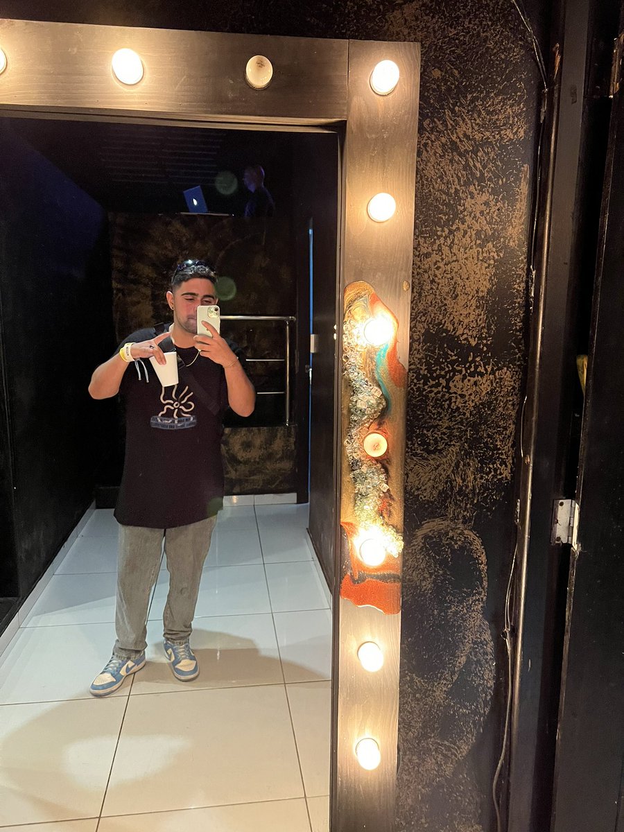 DenzelDiaz5's tweet photo. 🪩🍾🤘🏼🍻 https://t.co/rS0d5J0Ta8
