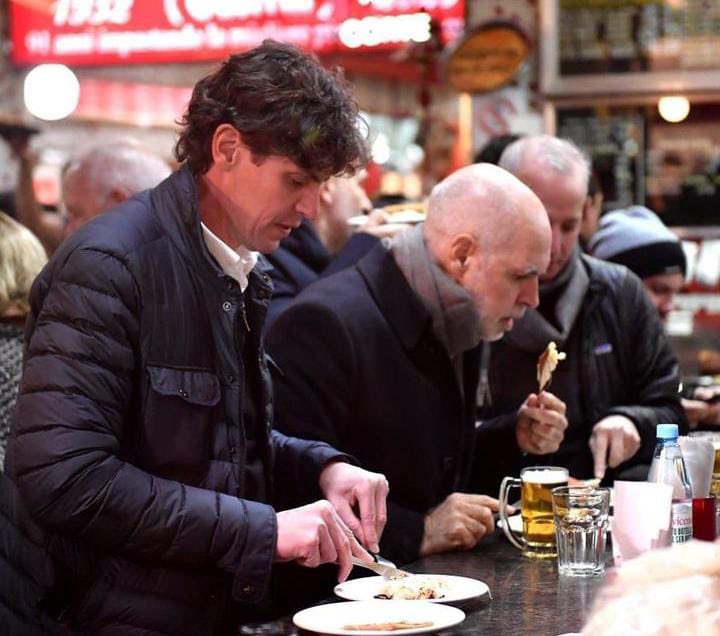 Decime qué estás en CABA sin decirme que estás en CABA … comen la pizza con cuchillo y tenedor !!! 🤷🏼‍♂️ #plop  #cosasdeporteños