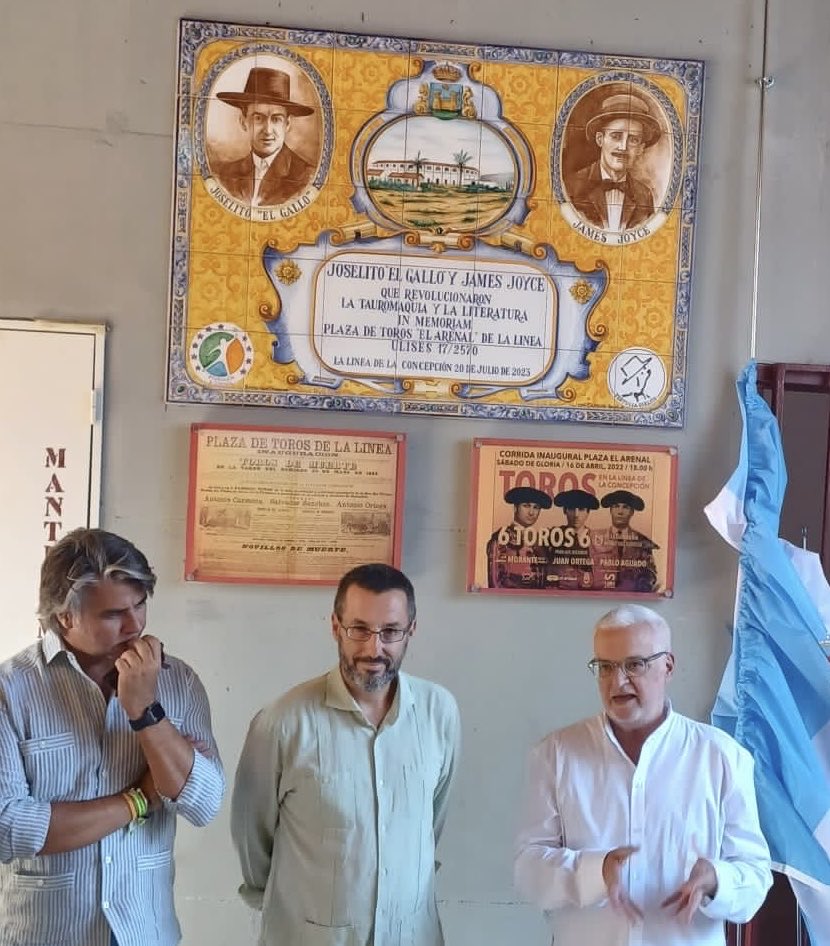 isanchezmejias's tweet photo. Descubierto en la plaza de toros de La Línea el azulejo que conmemora la mención en el Ulises de James Joyce de la esa plaza de toros y de Gallito. En la foto el alcalde, el empresario y Manuel Grosso, uno de los promotores #LosTorosSonCultura https://t.co/E16ifvNbwm