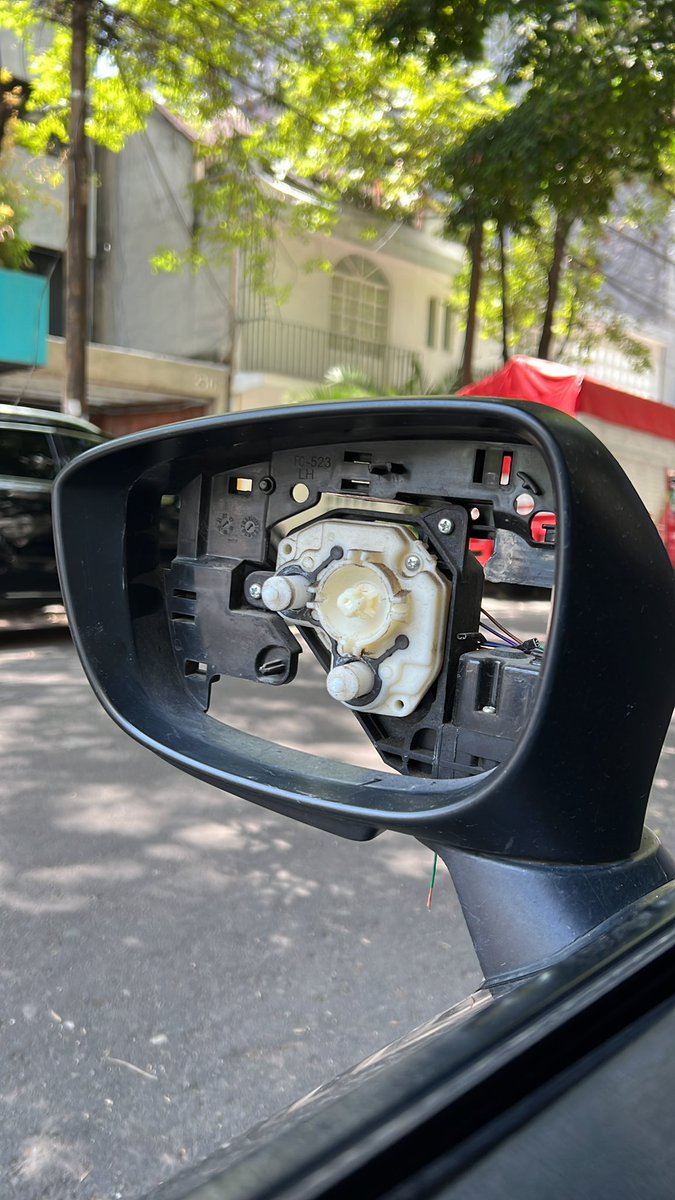 LoreGcano's tweet photo. @AlcaldiaMHmx 
Me robaron el espejo de mi coche en Lope de Vega esquina con Isaac Newton . En Polanco a las 10:30 am, no es posible 🤬🤬 https://t.co/x8fwnbor1h
