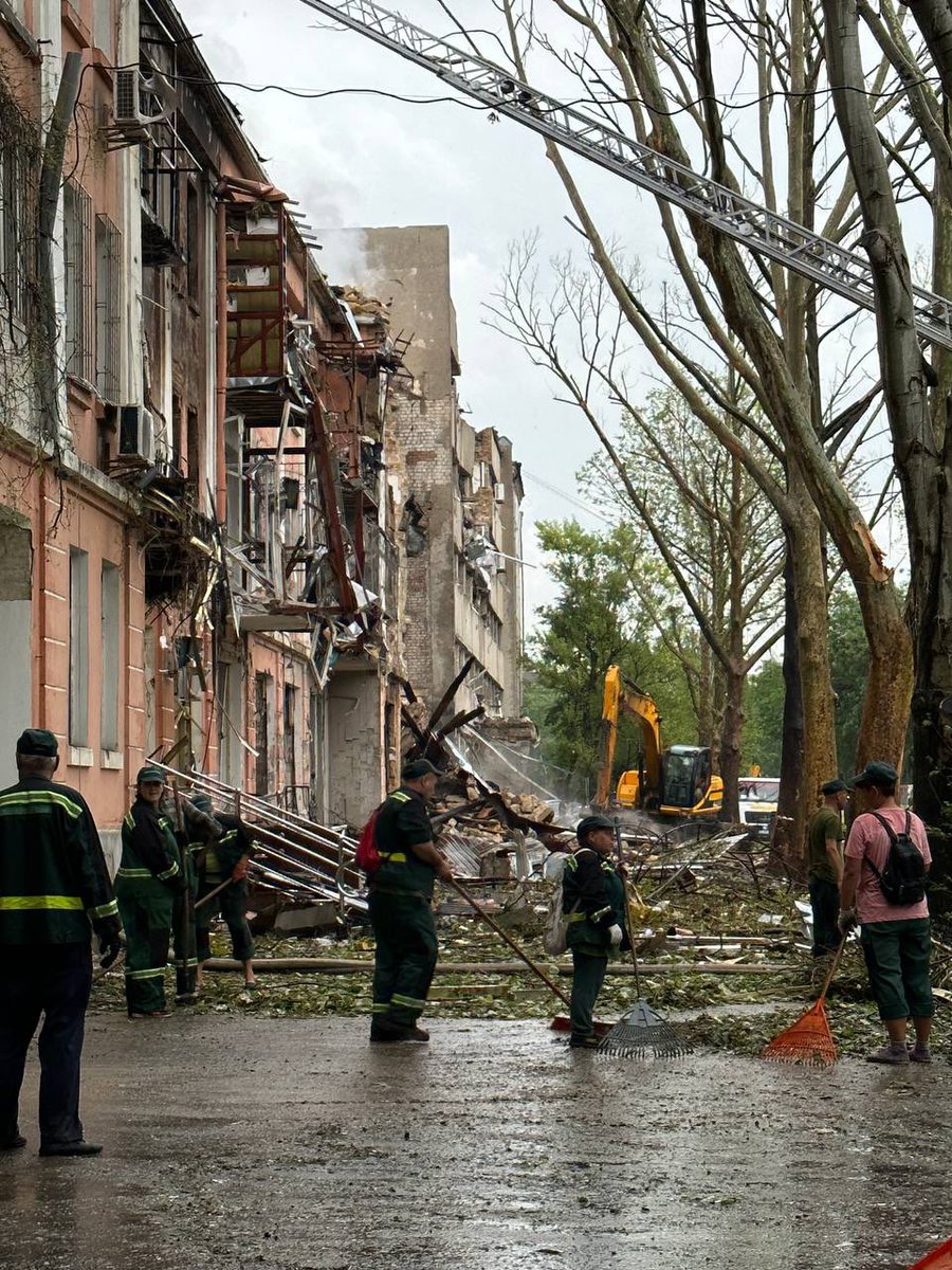 Сьогодні вночі Миколаїв зазнав потужних обстрілів. Більше 60 будинків пошкоджено, 2 зруйновані частково. 9 осіб госпіталізували з різними травмами, двох врятували з-під завалів. Двоє загинули. #russiaisateroriststate