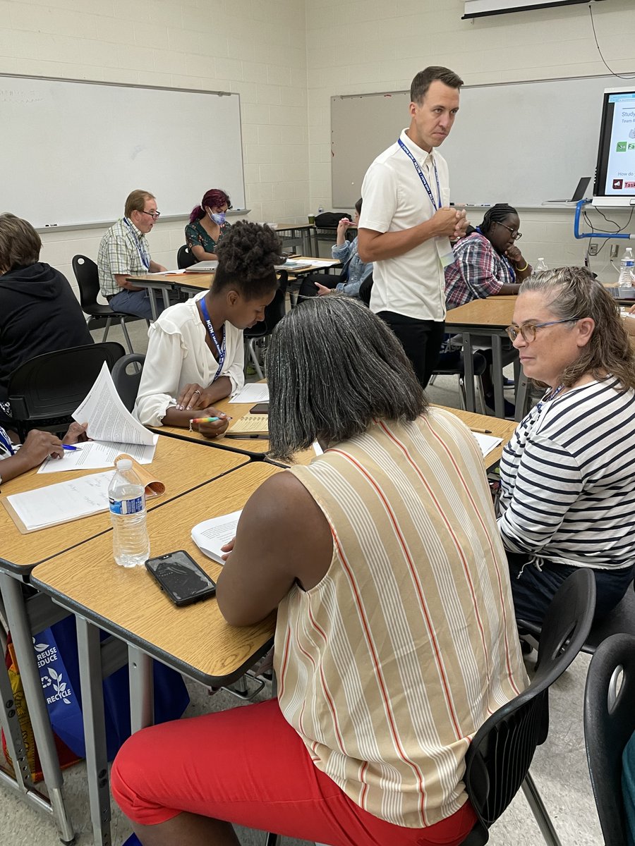Pam_Lindemer's tweet photo. Creating Collaborative Classrooms @CPMmath @thawk241 #MCTMConference https://t.co/oW2PgYUXIh