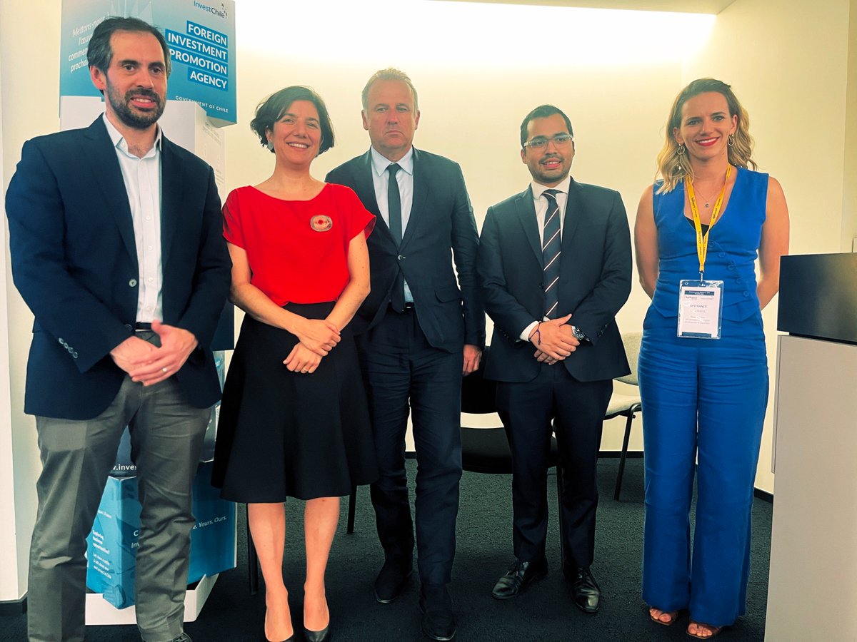 Después de un día full científico ayer en <a href="/CERN/">CERN</a> y <a href="/WHO/">World Health Organization (WHO)</a>, hoy estuvimos con el ministro <a href="/nico_grau/">Nicolás Grau Veloso</a>  en <a href="/Bpifrance/">Bpifrance</a>. Presentamos ante más de 20 empresas y start-up tecnológicas francesas que están interesadas en invertir en Chile y en colaborar con esta industria en nuestro país.