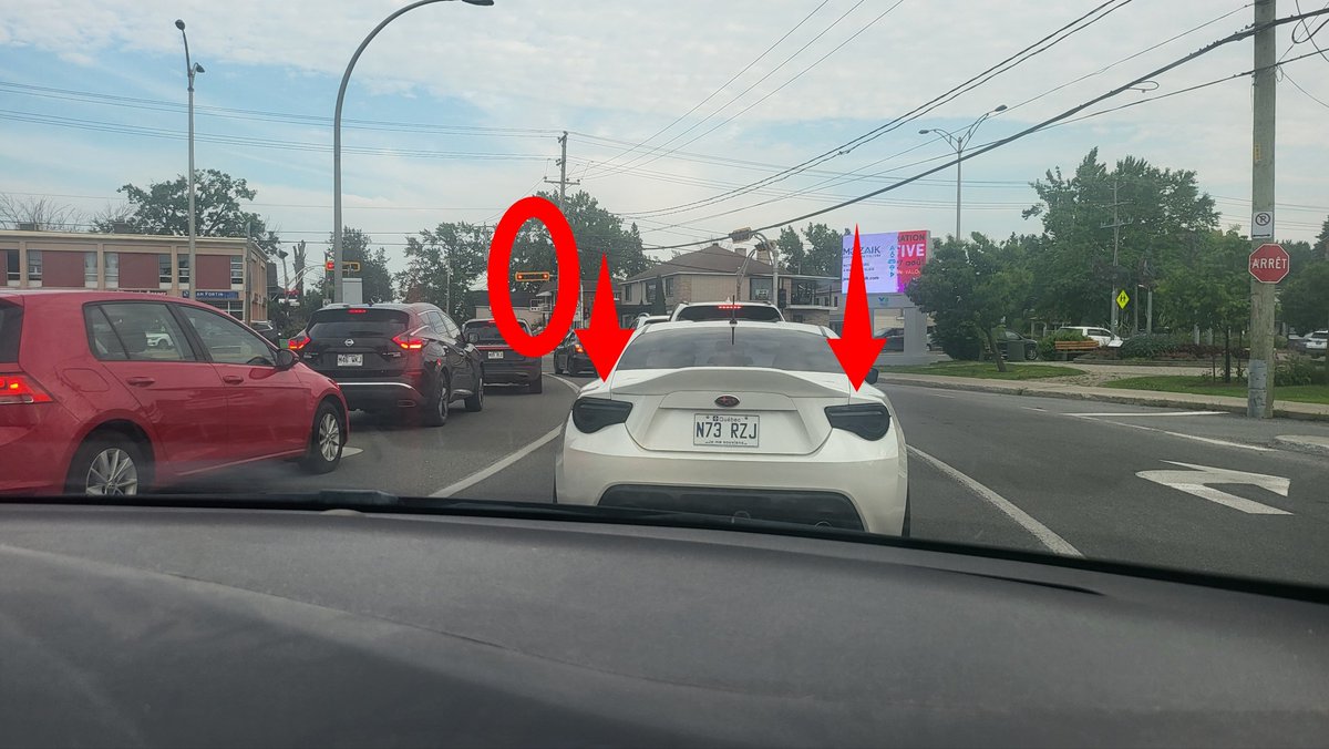 Marc_Leveille's tweet photo. @sureteduquebec Ce vehicule devrait avoir un amande . Aucune lumière d'arrêt a l'arrière et nous étions sur un feu rouge ... https://t.co/LJ5nv1KNg2