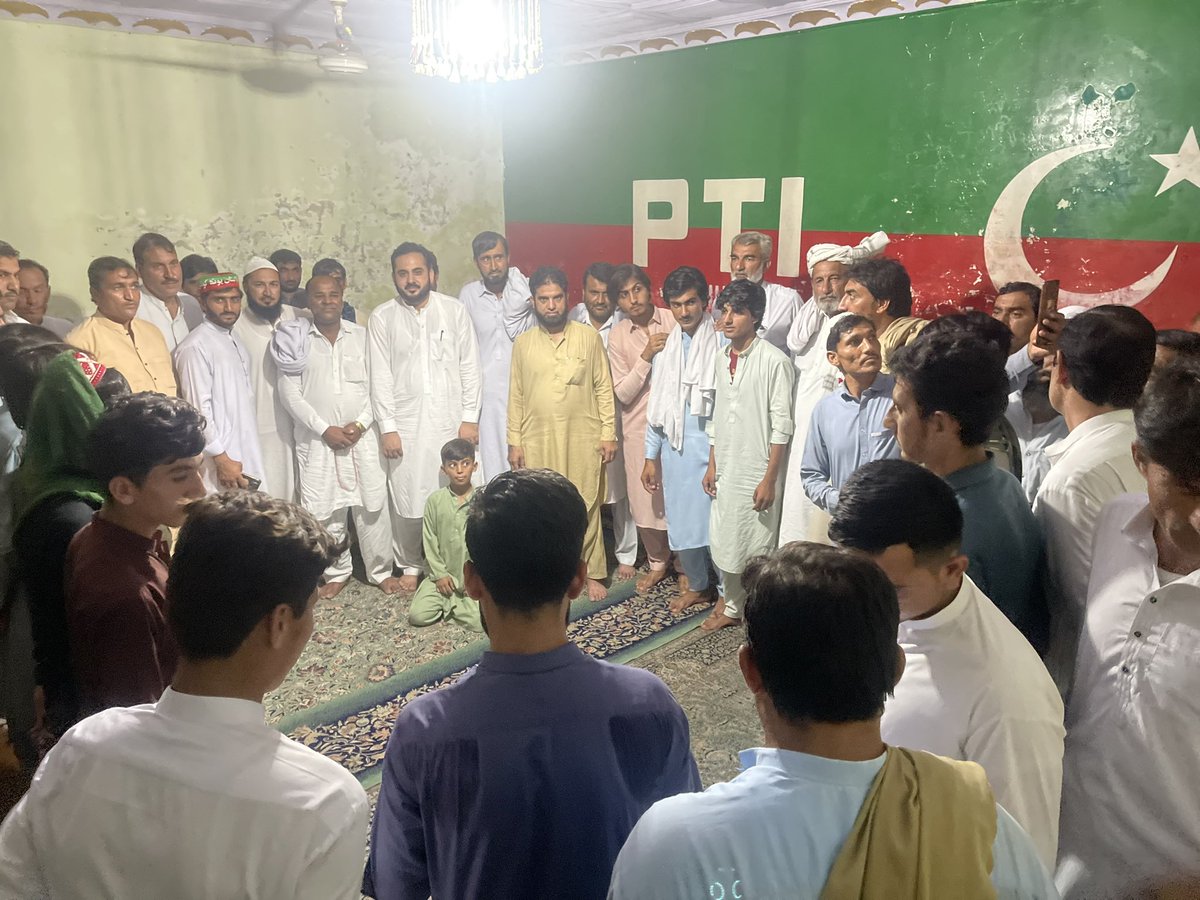 TehsilMayorPTI's tweet photo. بنوں:
تحصیل چئیرمین پیر کمال شاہ نے خوف کے سارے بت تھوڑ دئیے تحصیل میریان سطح پر پی ٹی آئی کی اہم مشاوراتی میٹنگ بلائی جسمیں عہد کیا گیا کہ تکلیف کے اس گھڑی میں اپنے لیڈر عمران خان کیساتھ چٹان کی طرح کھڑے ہیں ۔انشاءاللہ
@YarMKNiazi 
@PTIofficial 
@AliAminKhanPTI https://t.co/X5342GURe9