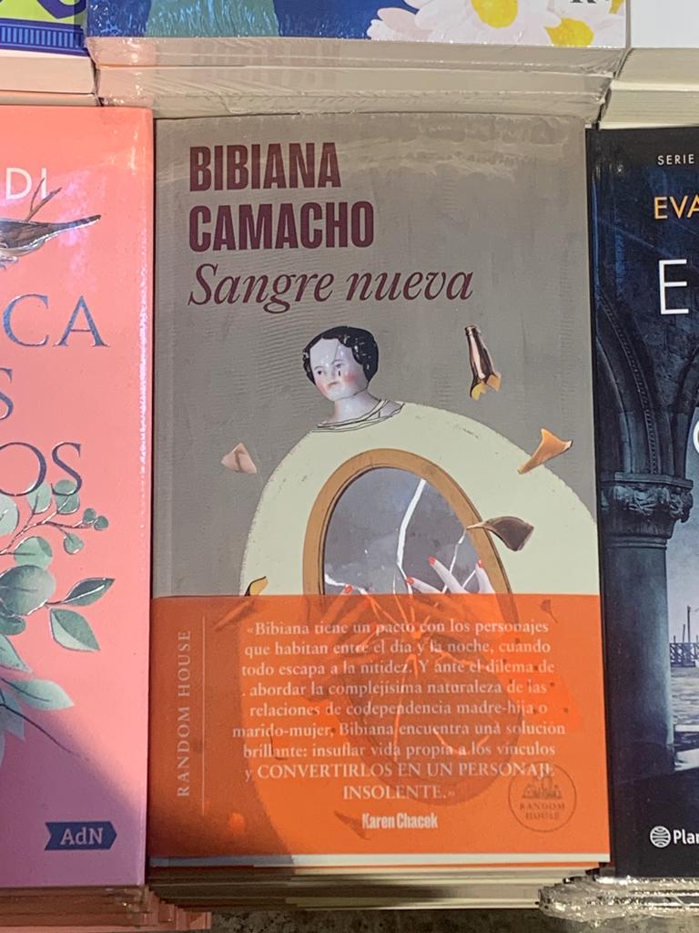 bibianacama's tweet photo. Primero ansiaba que saliera, ahora muero de miedo pero pues ya qué. En librerías por si le quieren hincar el diente. https://t.co/2USU4wuv4N