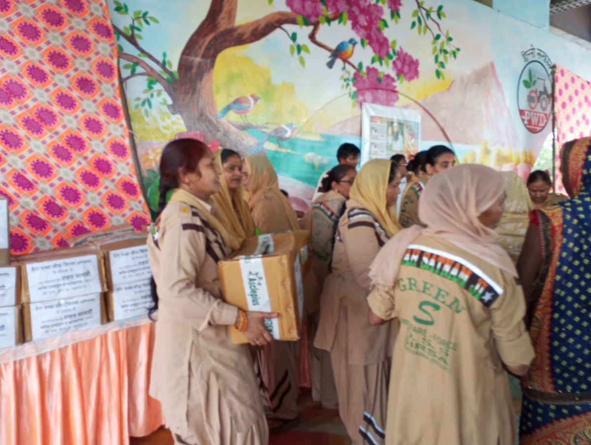 Anami050607's tweet photo. Now a days many people are facing the problem of flood. They lost their house and not able to get food to eat. राम रहीम decide to provide food to the people who affected by flood. Valunters of Saint Gurmeet Ram Rahim Ji started providing food and shelter to affect people. https://t.co/i1HB2wUo1d