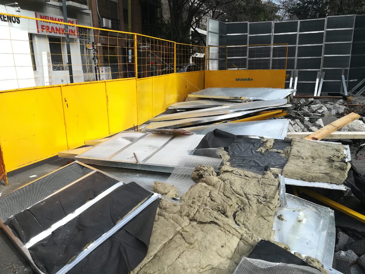 HonorioEsVerde's tweet photo. Parece que las pantallas de protección acústica que puso @miavasa en la obra de #Honorio se cayeron otra vez
Además de poco efectivas PELIGROSAS
Esperemos que no haya habido personas lesionadas
Y si controlamos mejor @claramuzzio https://t.co/64EQmbDnFd